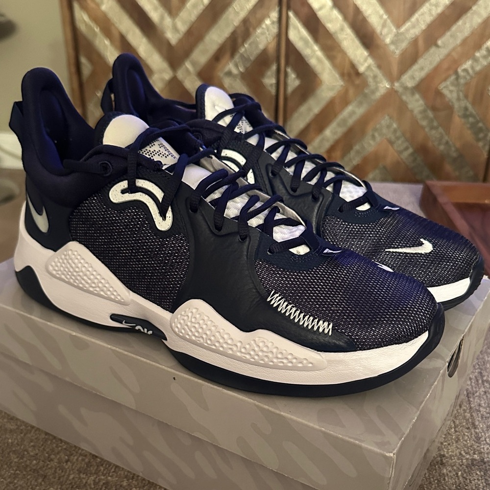 Nike Men's Dark Blue and White Athletic Shoes